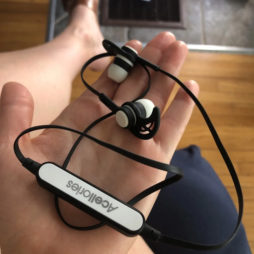 Wireless Bluetooth headphones photo 1
