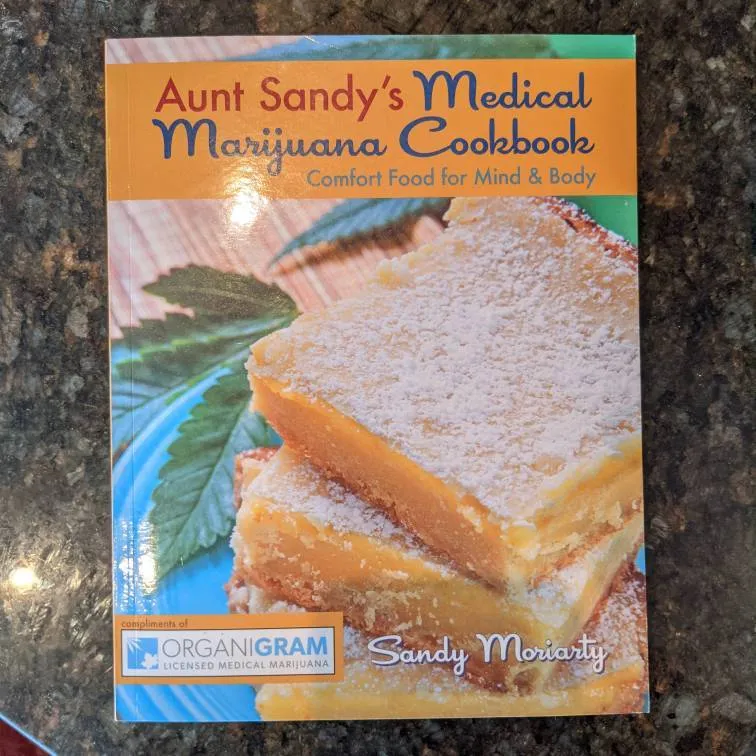 EUC Aunt Sandy's Medical Cannabis Cookbook 🌿👩‍🍳 photo 1