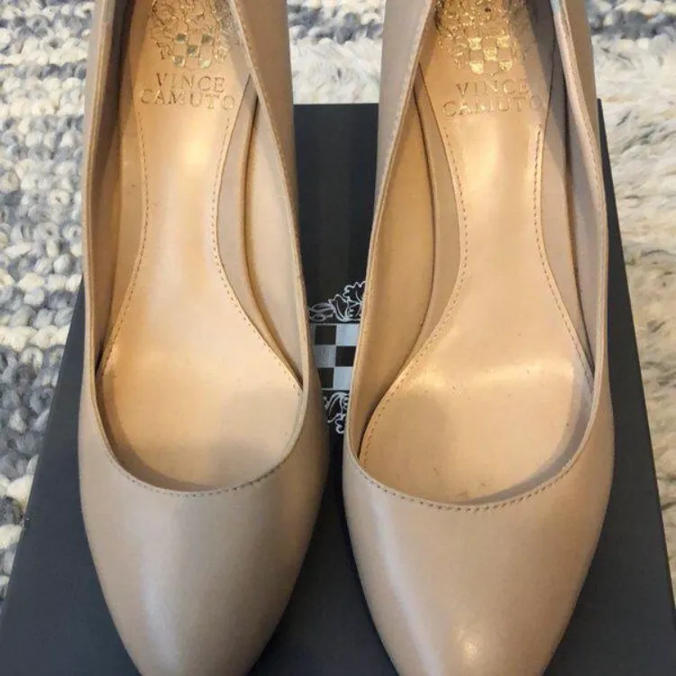 Vince Camuto Pumps (Size 8) - Great condition photo 1