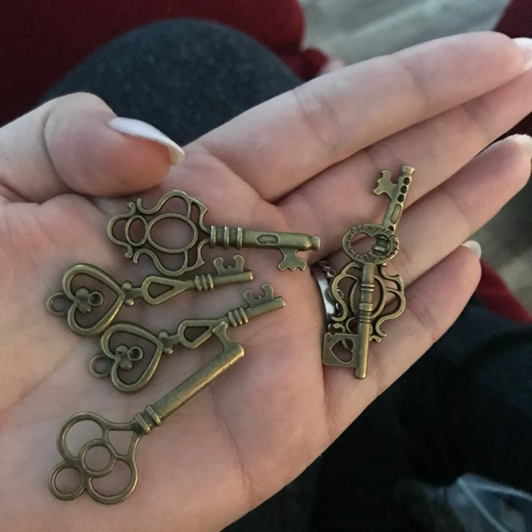 50 Small Antique Looking Keys photo 1
