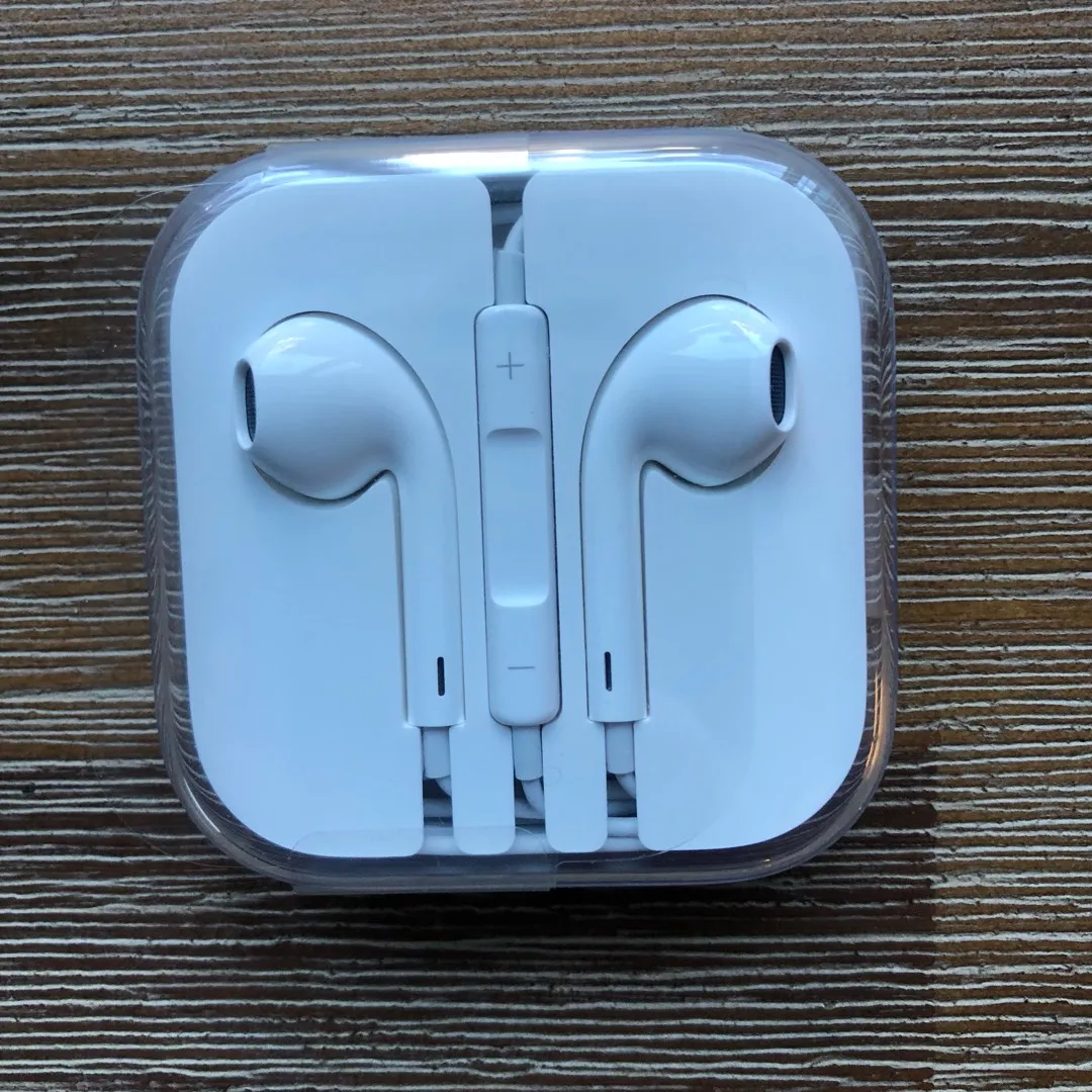 Brand New Apple Earbuds! photo 1