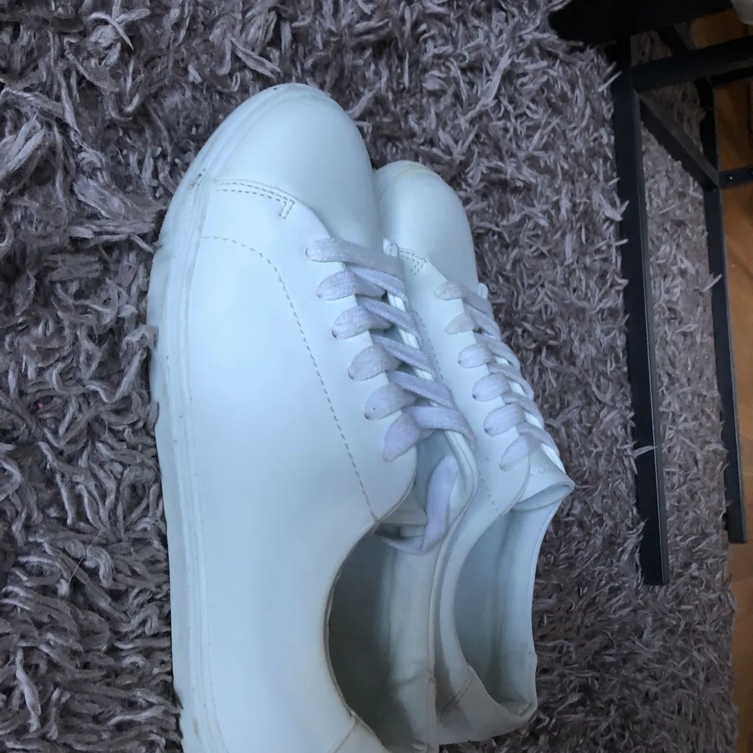 White Harlow Sneakers Size 7 photo 3