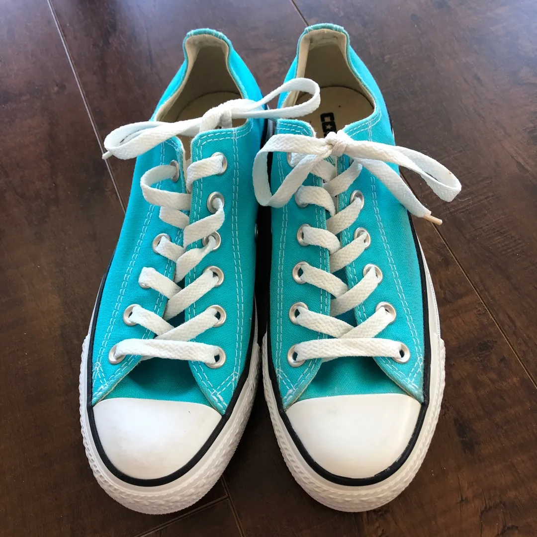 Converse Blue Low Tops 6.5 photo 1