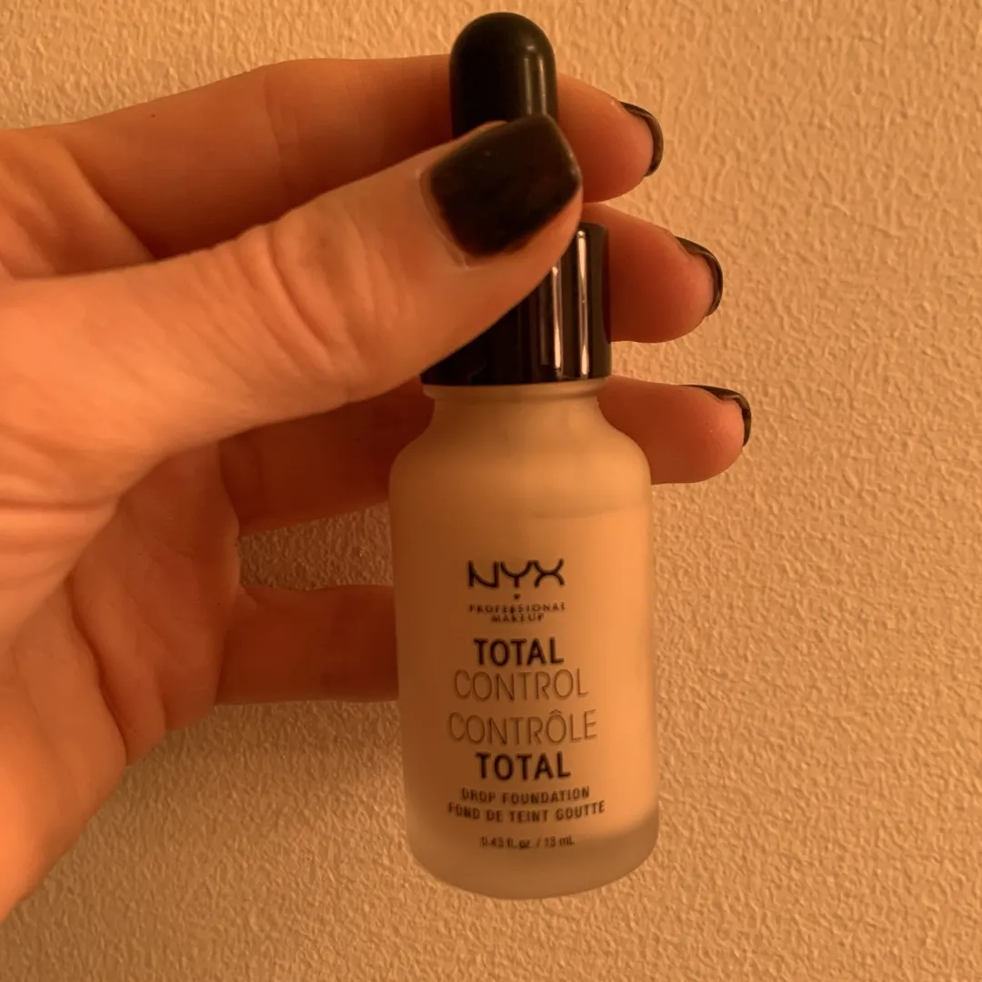 NYX TOTAL CONTROL DROP FOUNDATION photo 6