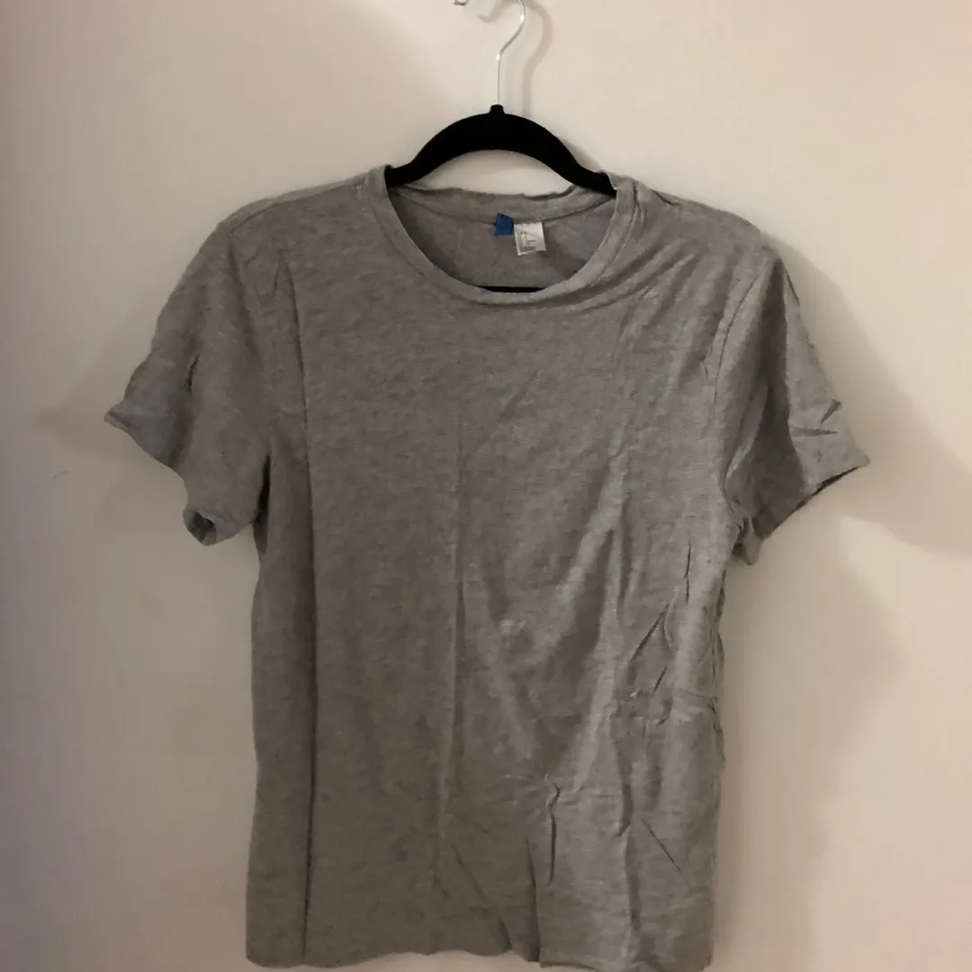 Grey Tshirt Men’s Size Small photo 1