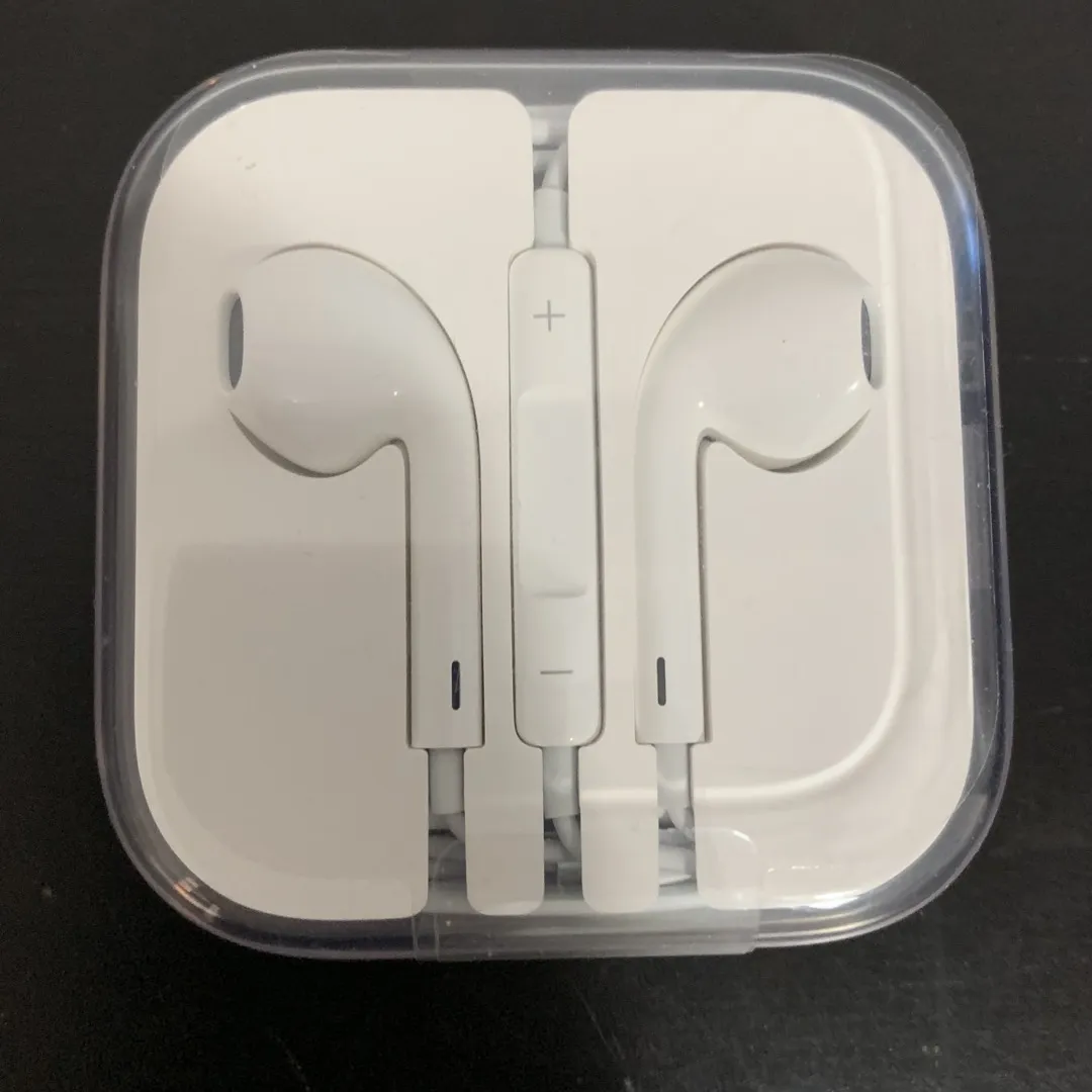 BNIB Apple Earbud Headphones! 3.5mm! photo 1