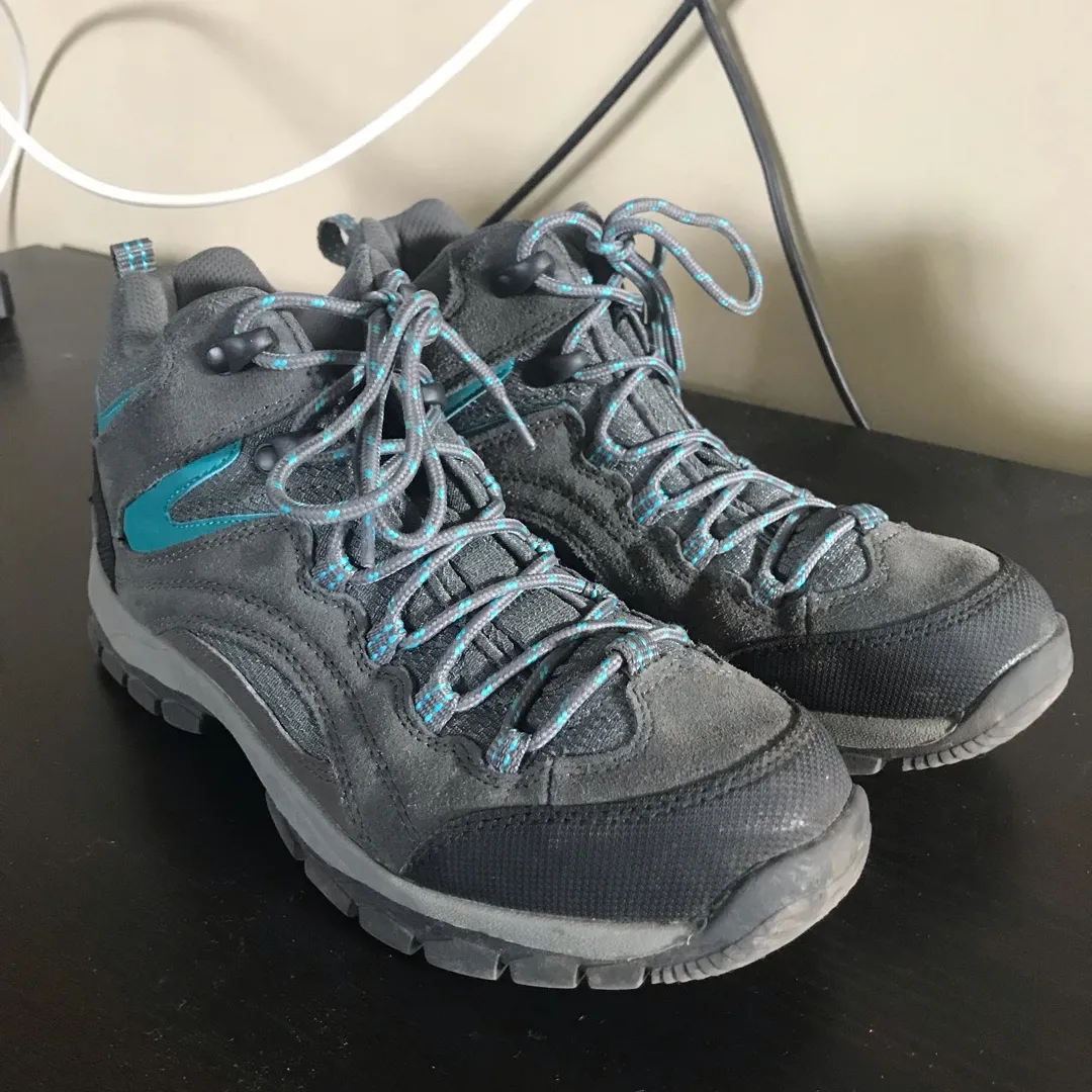 Size 9 Hiking Boots And Small Hiking Pants photo 1