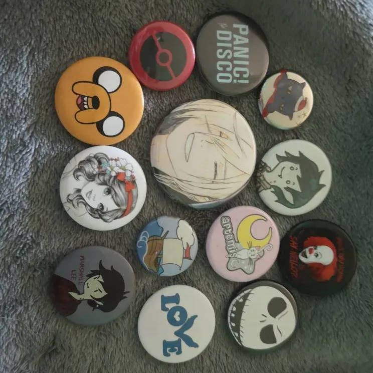 Pins/Buttons photo 1