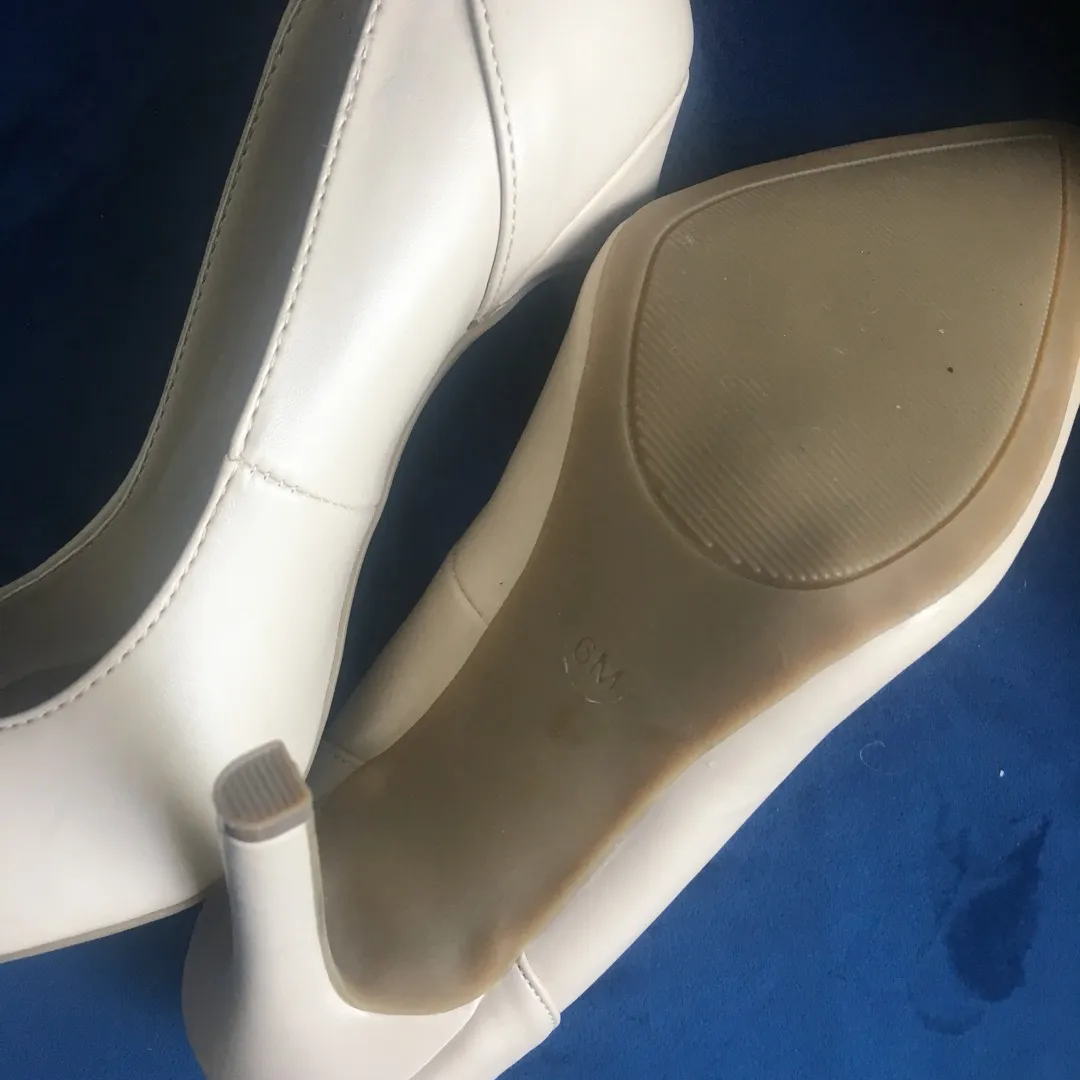 FREE: Brand New Guess Pumps Size 6 photo 3