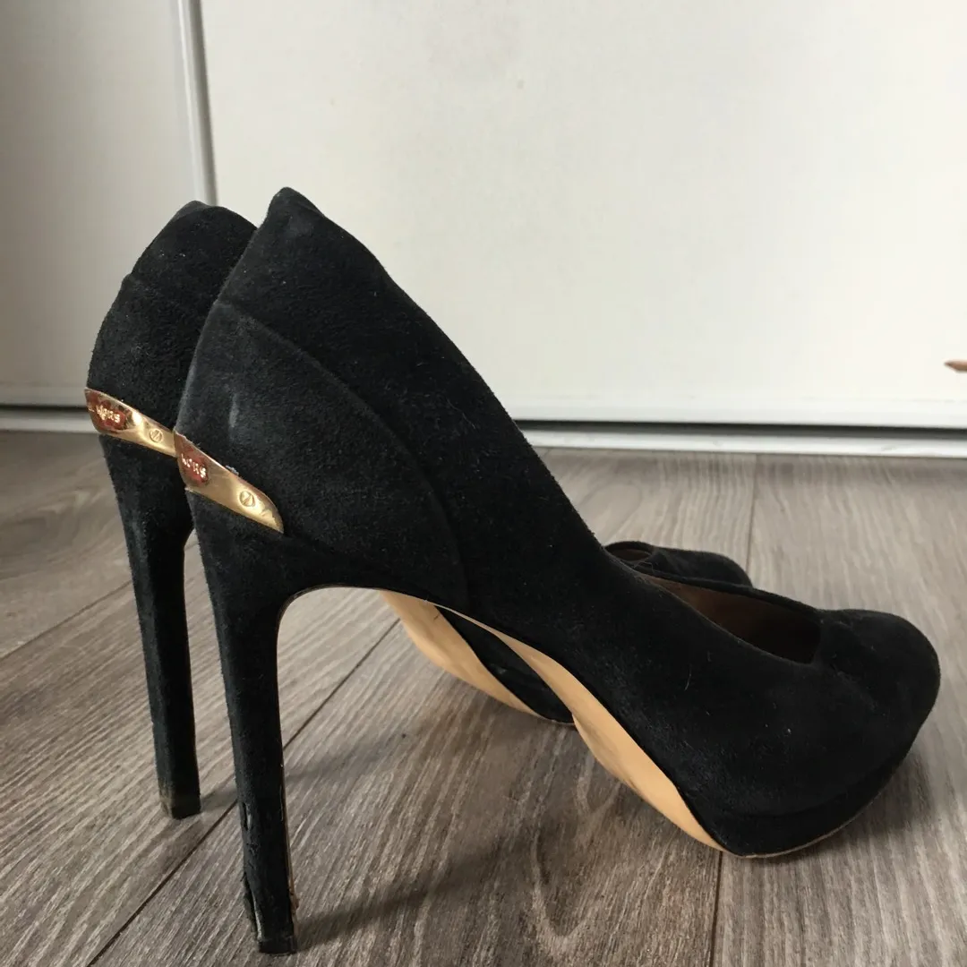 Well Loved Micheal Kors Heals. Size 7 photo 1