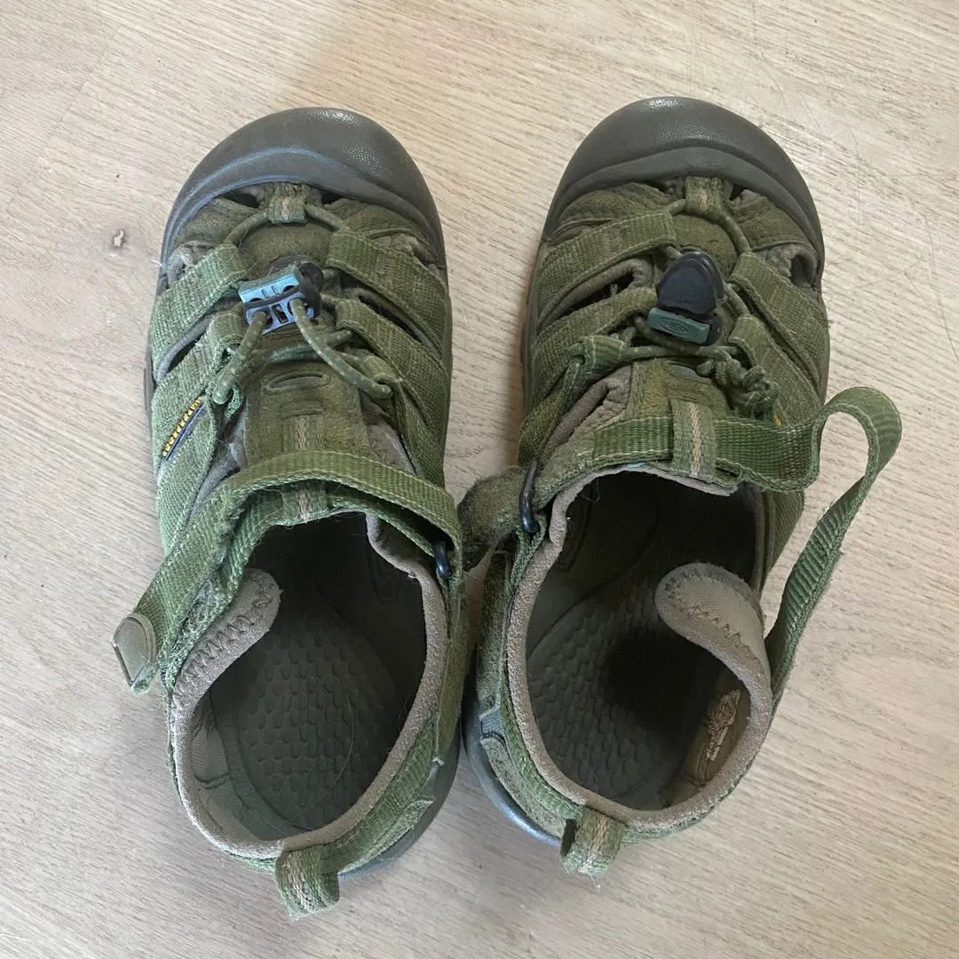 Keens Size 2 Sandals (kids) photo 1