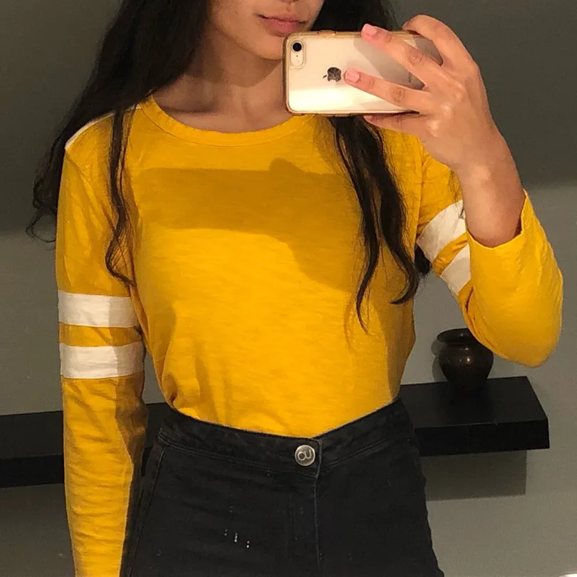 yellow shirt photo 1