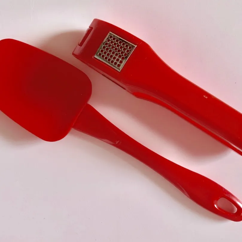 garlic press + rubber spatula photo 1