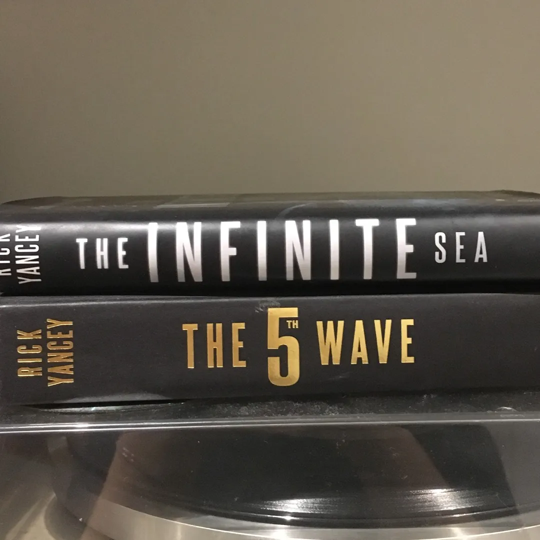 Book 1 and 2 of The 5th Wave Series photo 1