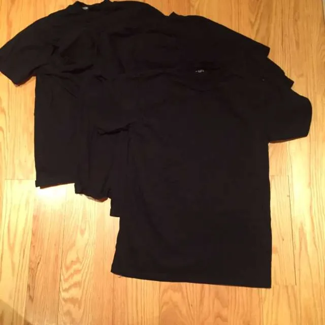 4 Medium Black T-shirts photo 1