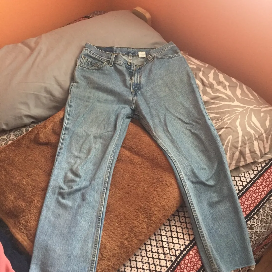 frayed levi's jeans photo 1