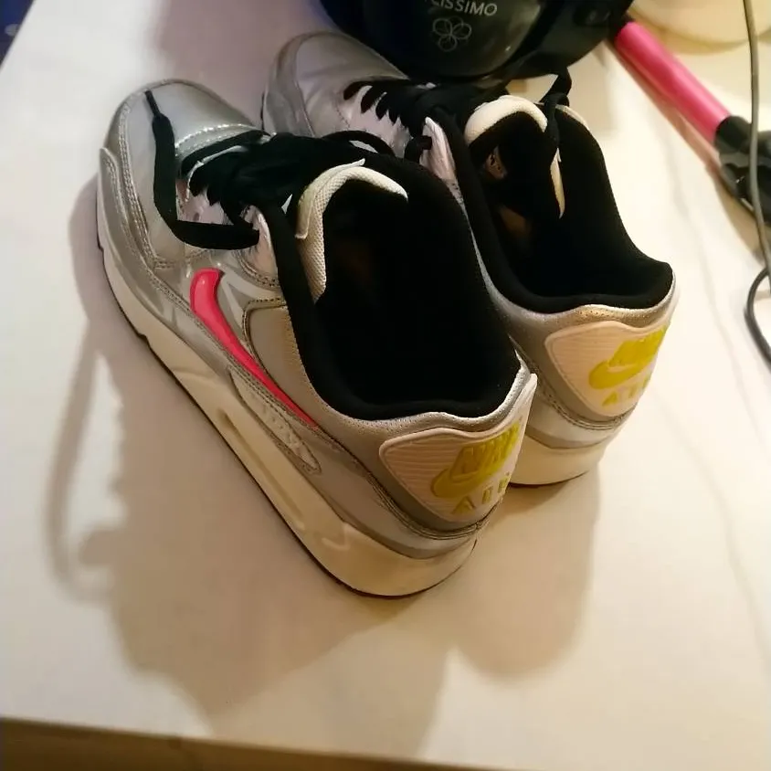 Silver/pink/white Nike Air Max 90's Size 6 Youth So Around 6.... photo 3