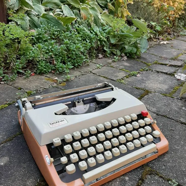 Vintage 1960s Typewriter photo 1