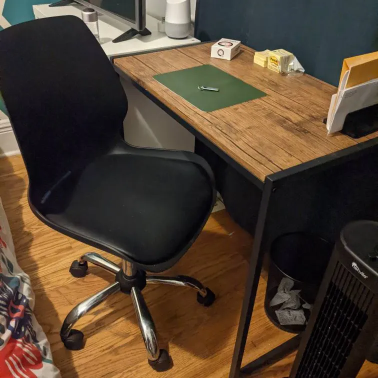**TRADED**Desk And Chair / Office Rolling Chair photo 1