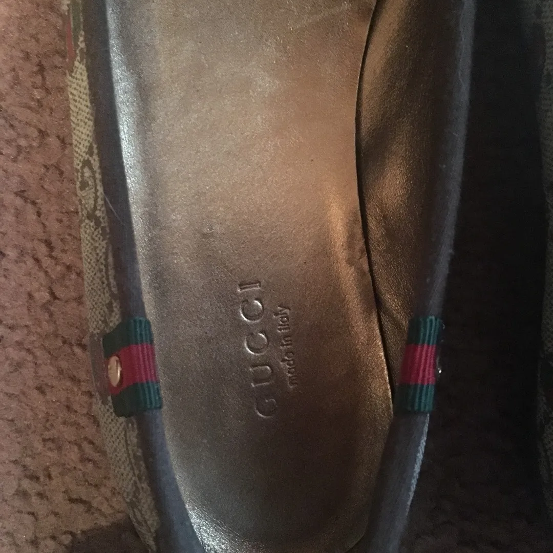 Authentic Gucci Flats In Amazing Condition photo 3