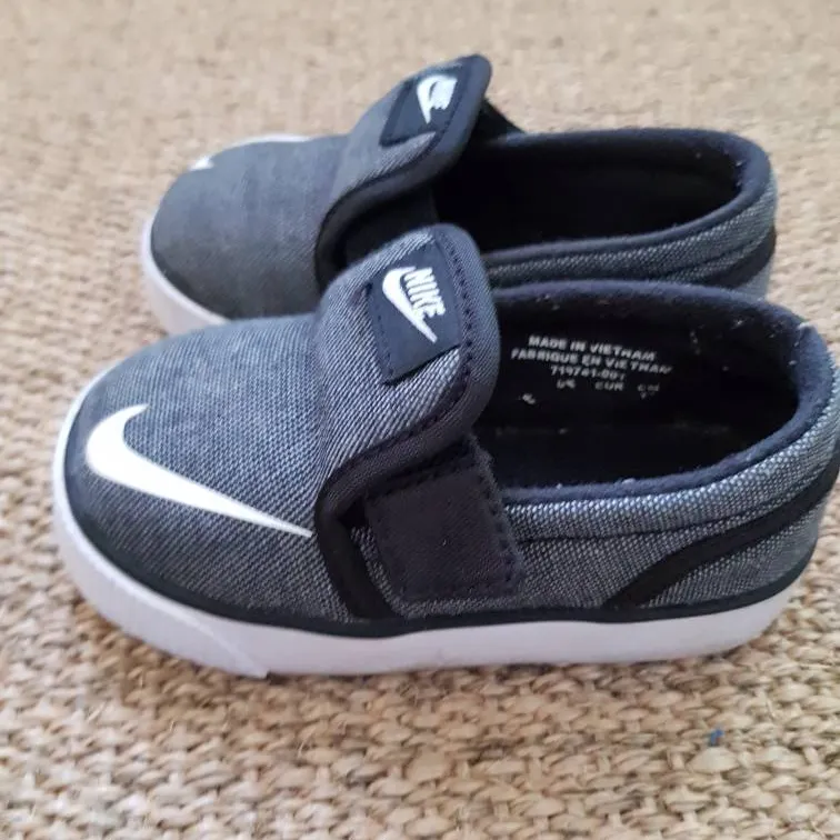 Sz 6C Nike Toki Slipon Canvas Sneakers photo 4