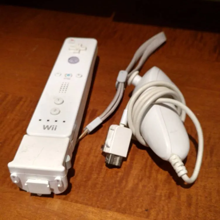 Wii + Controllers photo 4