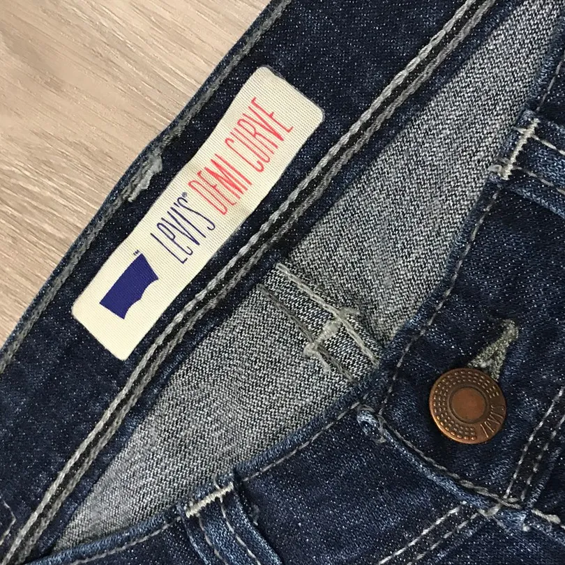 Levi’s Demi Curve Jeans (size 7) photo 4