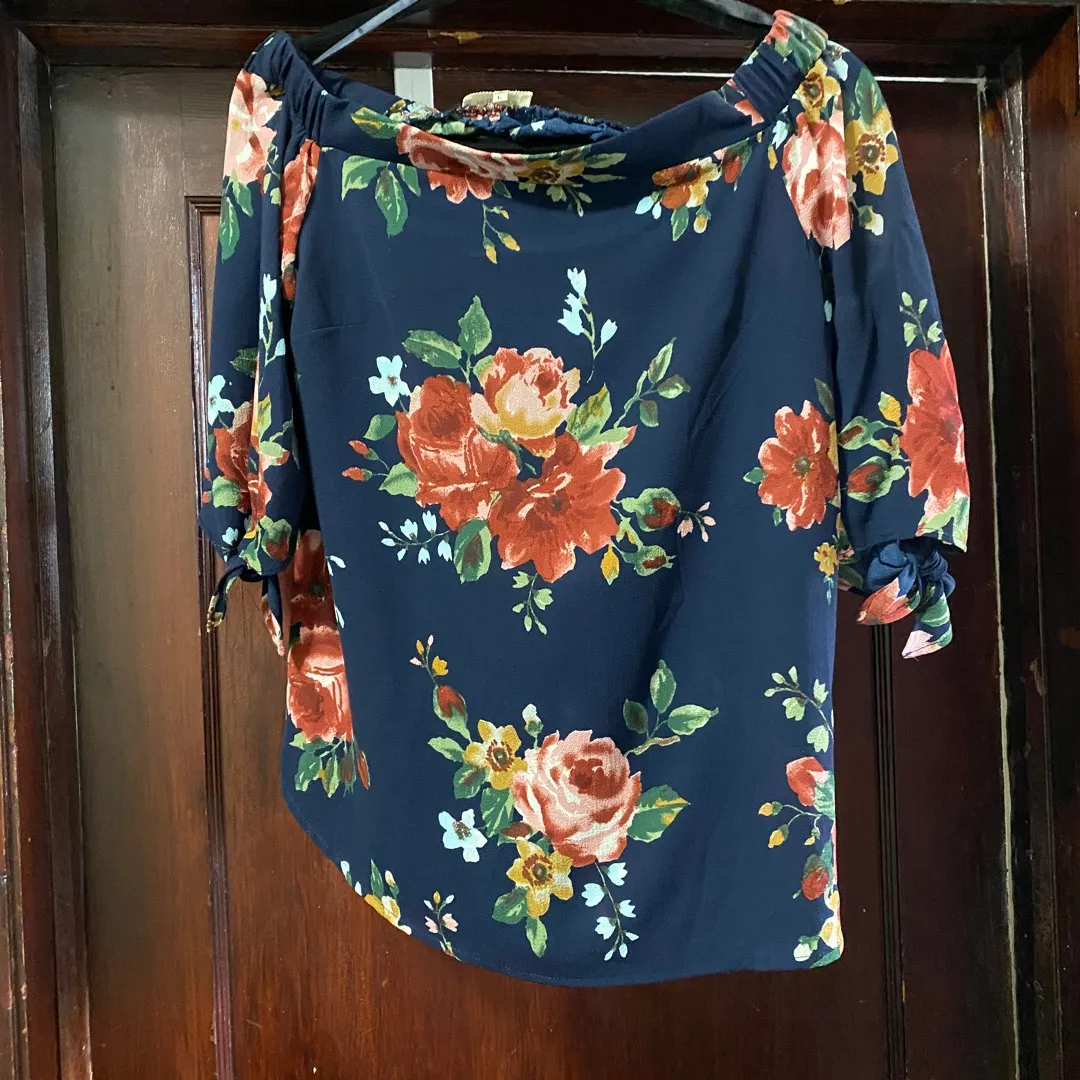 BNWT Floral Top - Size Large photo 1