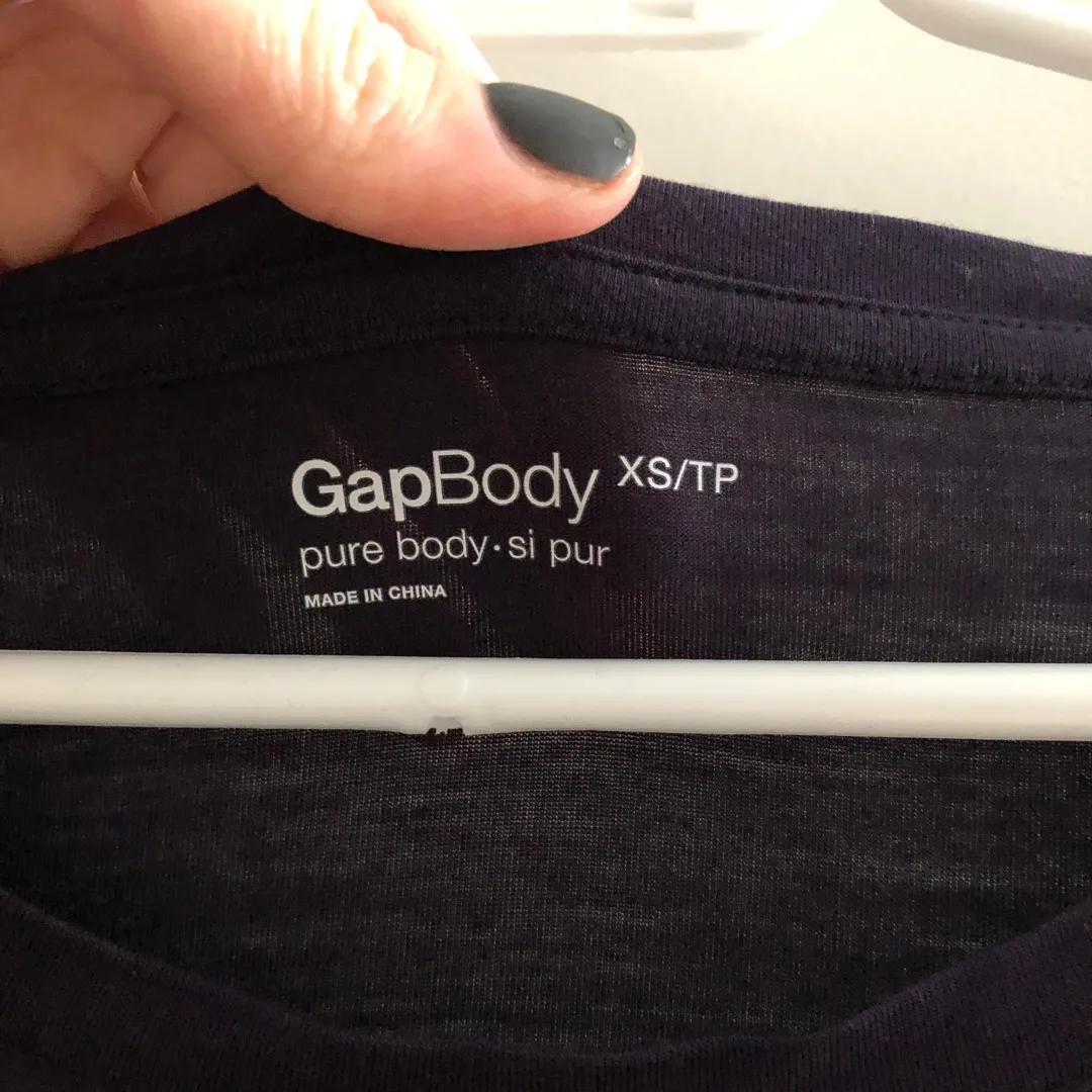 GAP Body Deep Purple Pure Body T-shirt XS photo 3
