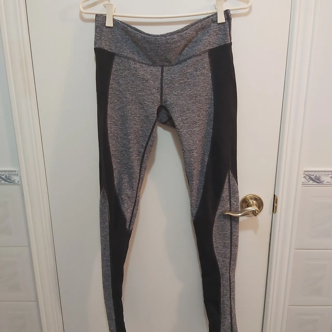 Grey and black workout leggings photo 1