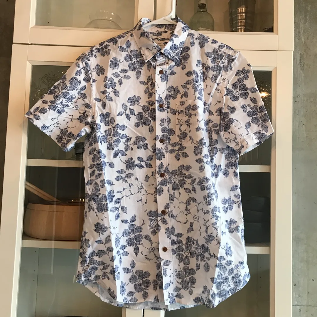 Old Navy Men’s Dress T- Shirt Size S photo 1