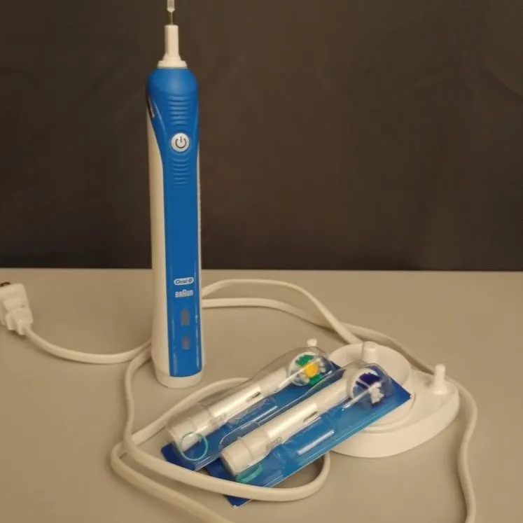 Oral-B Pro 2000 Electric Power Rechargeable Battery Toothbrush photo 1