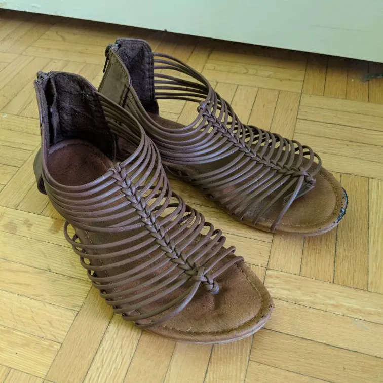 Size 7 Ardene Sandals photo 1