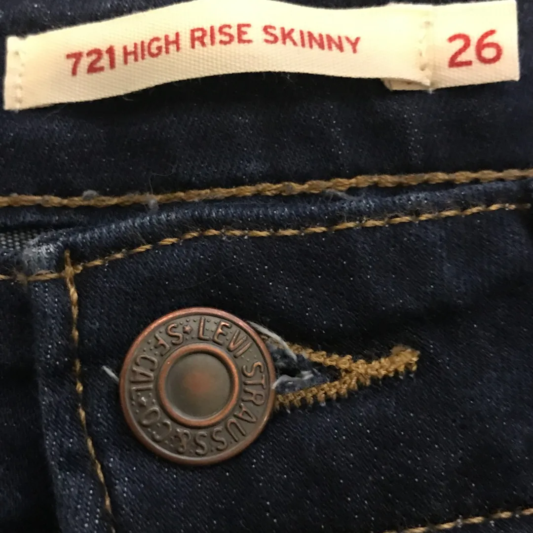 High Rise Dark Wash Levi’s Skinny Jeans photo 4