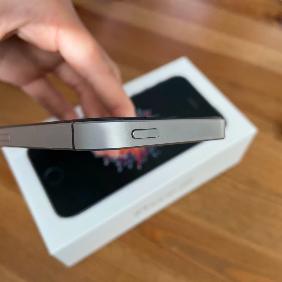 Apple IPhone SE Space Grey 64GB unlocked 93% battery life photo 6