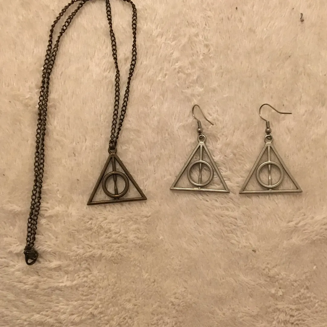 Deathly Hallows Necklace And Earrings photo 1