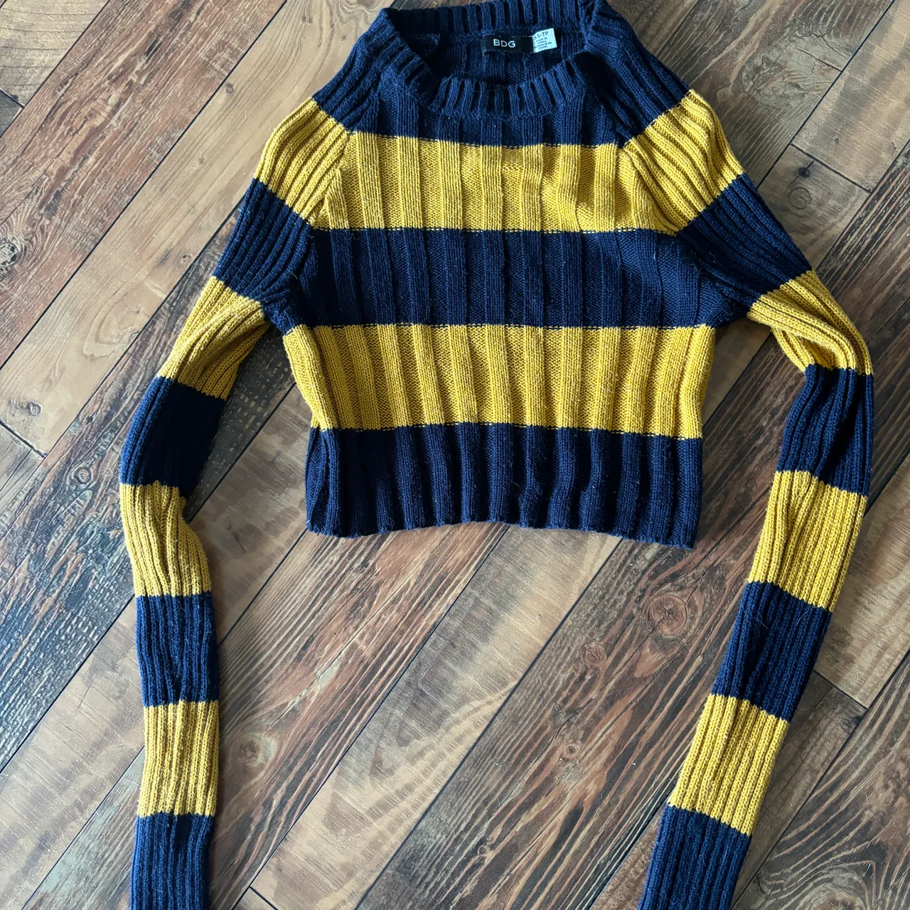 Size XS BDG crop sweater  photo 1