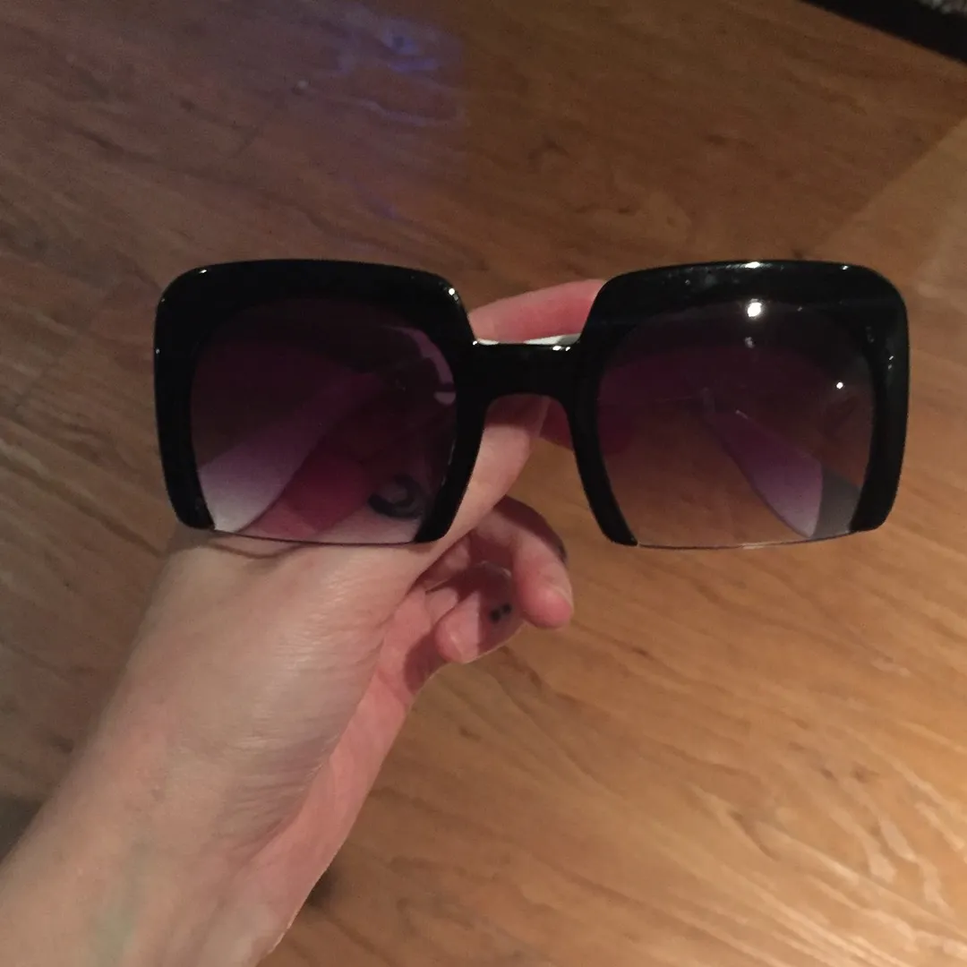 Black/ White Sunglasses photo 1