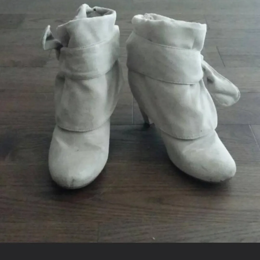 Bowtie booties (Size 8) photo 1