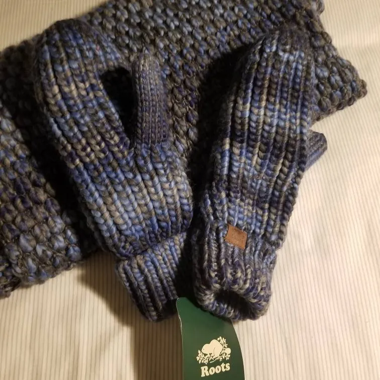 Roots Infinity Scarf & Mittens *Brand New* Condition photo 1