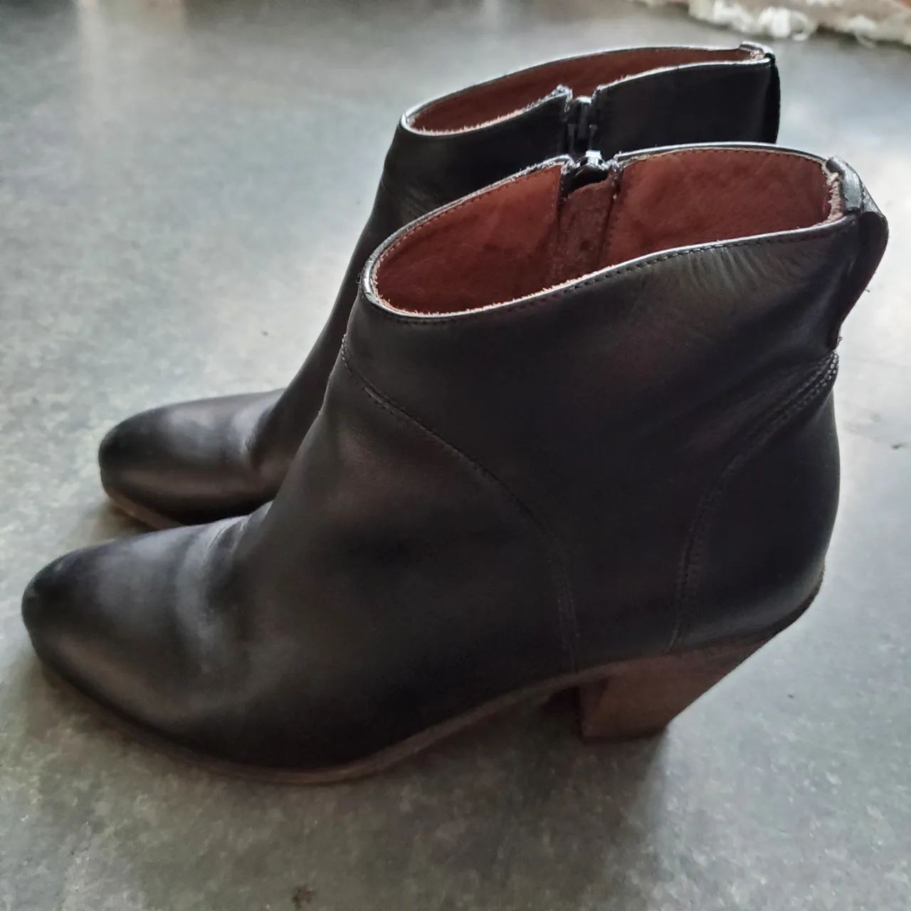 Size 9 leather heels photo 1