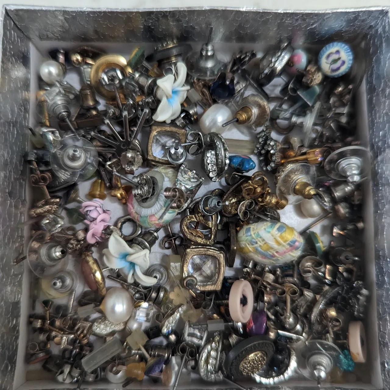 So many earrings all in like new condition  photo 1