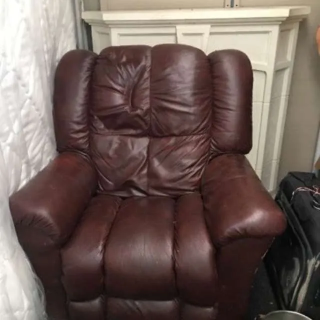 Brown Leather Lazyboy photo 1