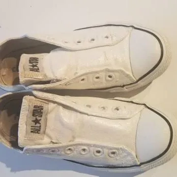 White Converse Size 7.5 photo 4