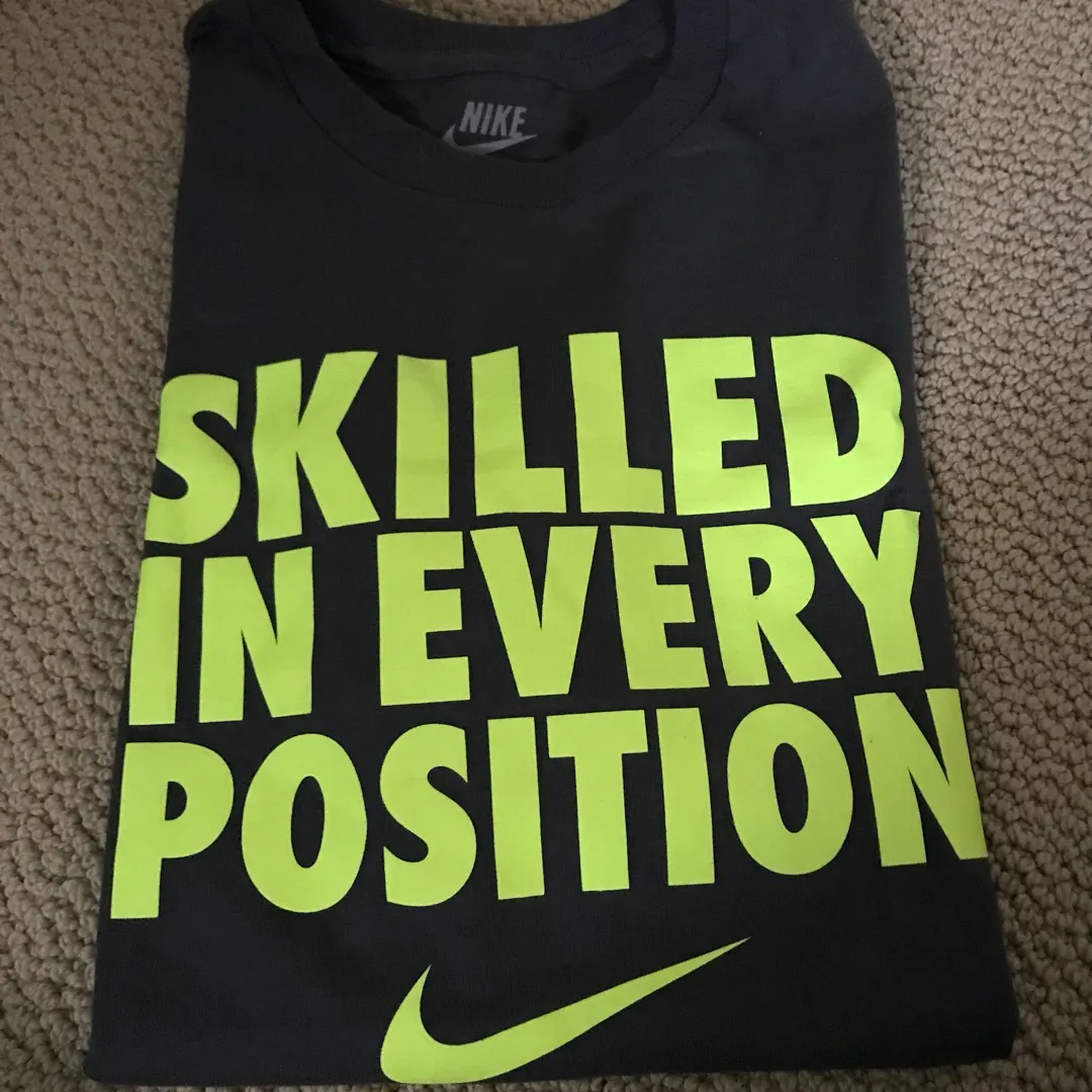 Nike Tshirt Medium Regular Fit photo 1