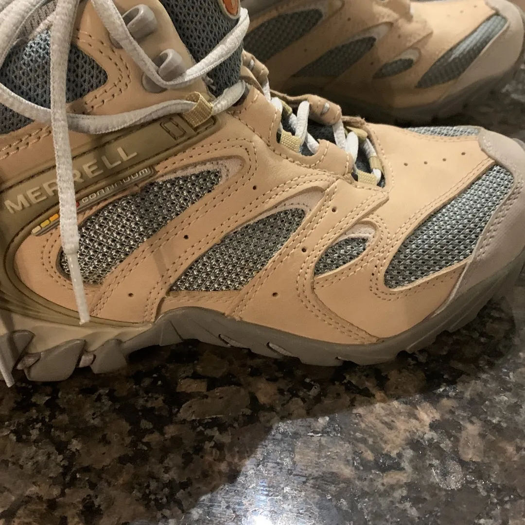 Size 6 New Hiking Shoes photo 1