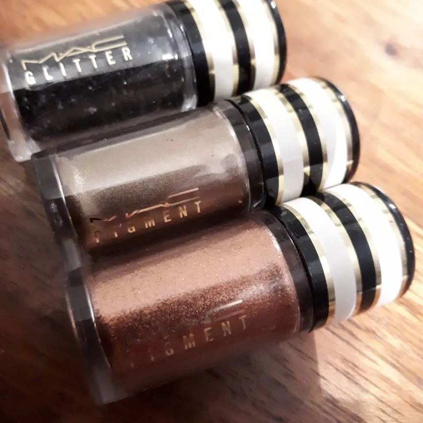 MAC special holiday edition pigments photo 1