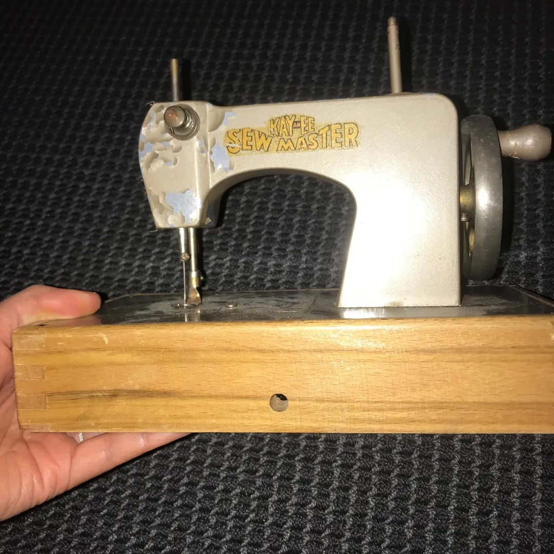 Vintage Sewing Machine Toy photo 3
