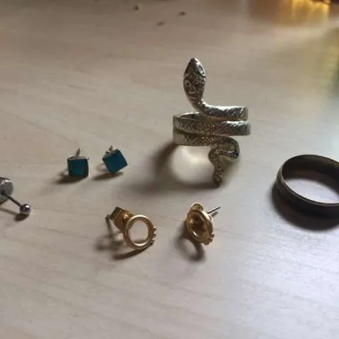 Various earrings and rings photo 1