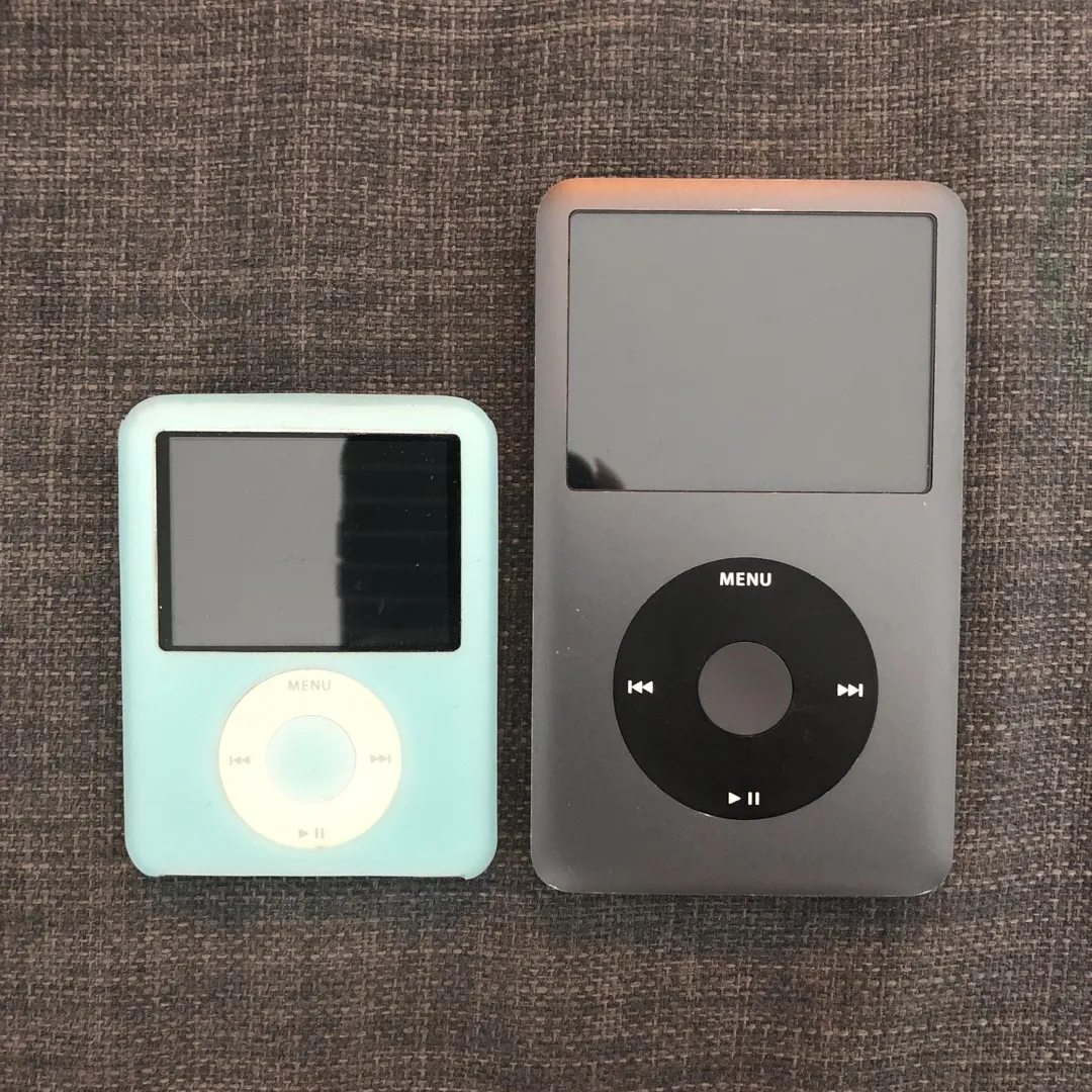 Ancient Apple iPods photo 1